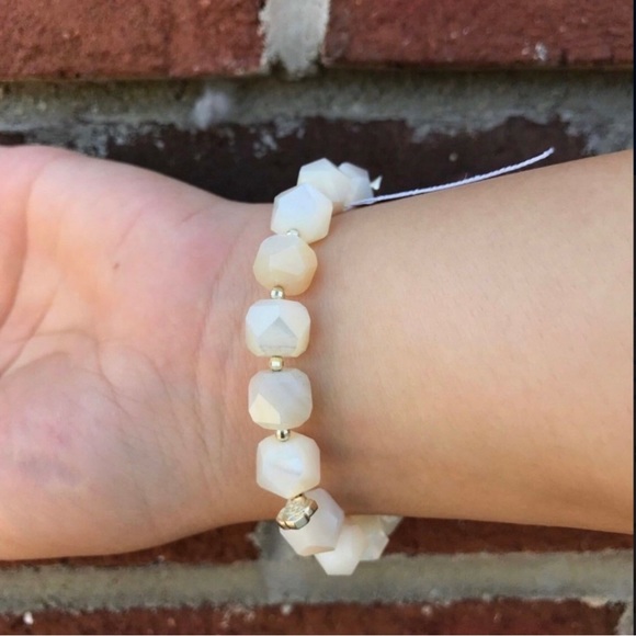 Kendra Scott White Quartz Stretch Bracelet OSFM BNWT - Picture 5 of 6